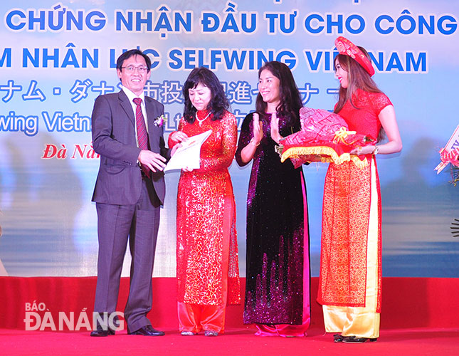 Giám đốc Sở Kế hoạch và Đầu tư Trần Văn Sơn trao giấy chứng nhận đầu tư cho Công ty Ươm mầm nhân lực Selfwing Việt Nam. 	 Ảnh: THÀNH LÂN