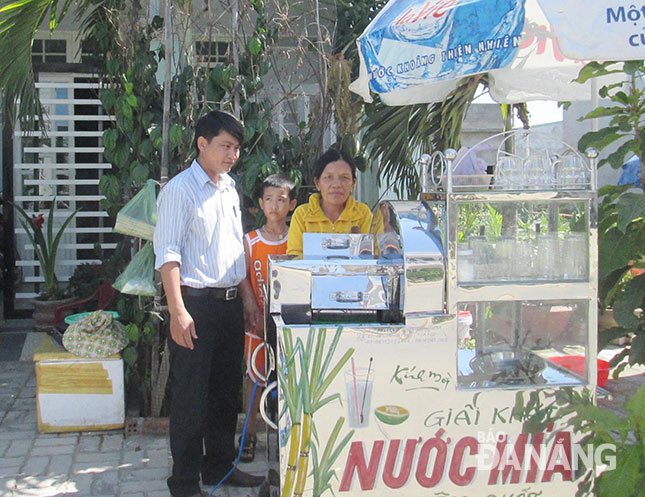 Hội Nông dân phường Hòa Xuân tặng xe nước mía cho hộ nghèo.