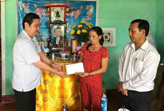 Ông Nguyễn Văn Tuấn, Chủ tịch Hội đồng hương Quảng Nam tại Thành phố Hồ Chí Minh trao quà ủng hộ người dân vùng lũ Quảng Nam.  			      Ảnh: NGỌC PHÚ