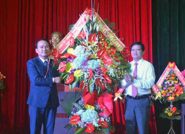 Phó Chủ tịch HĐND thành phố Nguyễn Nho Trung (phải) tặng hoa chúc mừng ngành giáo dục thành phố dịp 20-11.               Ảnh: PHƯƠNG TRÀ