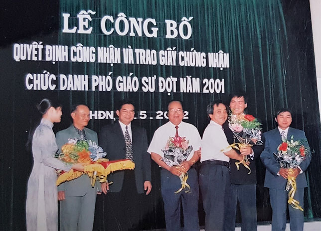 Thầy giáo Võ Xuân Tiến (thứ hai, phải qua) được công nhận chức danh Phó Giáo sư năm 2001. (Ảnh do nhân vật cung cấp)