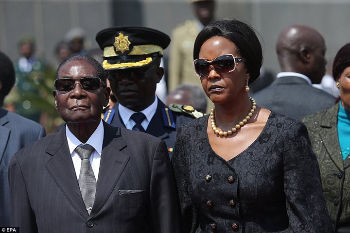 Việc Tổng thống Zimbabwe Robert Mugabe bãi miễn phó Tổng thống Emmerson Mnangagwa, dọn đường cho vợ của ông Mugabe, bà Grace tiến bước trên chính trường được cho là giọt nước làm tràn ly khiến quân đội nước này phải vào cuộc. Ảnh: EPA.