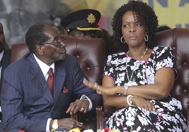 Ở vào thời điểm đó, cả hai người đều đã có gia đình riêng. Năm 1992, người vợ đầu tiên của Tổng thống Zimbabwe là bà Sally qua đời vì suy thận. Bốn năm sau, bà Grace chia tay chồng cũ và kết hôn với ông Mugabe. Ảnh: AP.