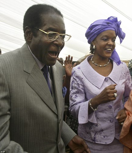 Là một người phụ nữ gốc Nam Phi, đám cưới của bà Grace với ông Mugabe khi ấy có sự góp mặt của Tổng thống Nam Phi Nelson Mandela và nhiều nhà lãnh đạo Châu Phi khác. Bức ảnh chụp vợ chồng Tổng thống Zimbabwe năm 2004: AP.
