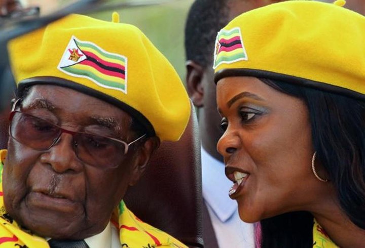 Năm 2014, bà Grace đã hối thúc Tổng thống sa thải phó Tổng thống Joice Mujuru, người kế nhiệm tiềm năng của ông Mugabe vì cho rằng bà Mujuru lên kế hoạch ám sát mình. Cùng năm đó, bà được bổ nhiệm làm lãnh đạo của đảng Liên đoàn Phụ nữ cầm quyền. Ảnh: Reuters.
