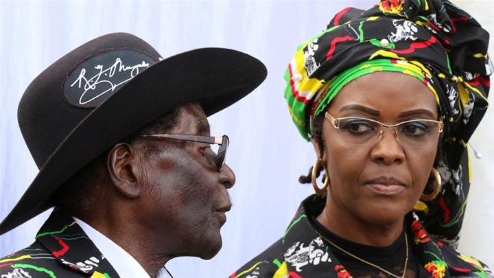 Mặc dù vậy, bà Grace không phải là hình mẫu lãnh đạo mà người dân Zimbabwe mong muốn. Bà nổi danh với cách tiêu pha “ném tiền qua cửa sổ”. Ảnh: Reuters.