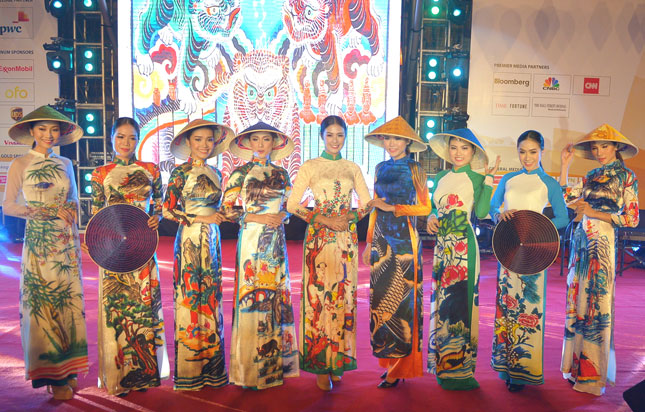 Hoa hậu Việt Nam năm 2010 Đặng Thị Ngọc Hân (giữa) tươi tắn trình làng bộ sưu tập áo dài do cô thiết kế.