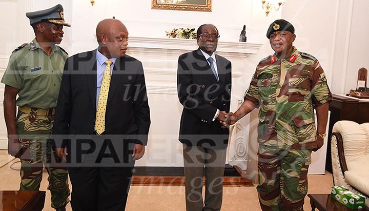 Tổng tư lệnh quân đội và Tổng thống bắt tay nhau sau buổi nói chuyện.