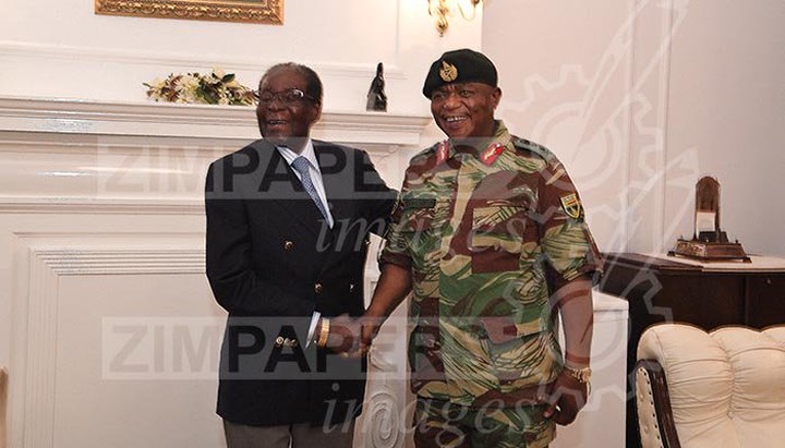 Nụ cười hiếm hoi của Tổng thống Mugabe.