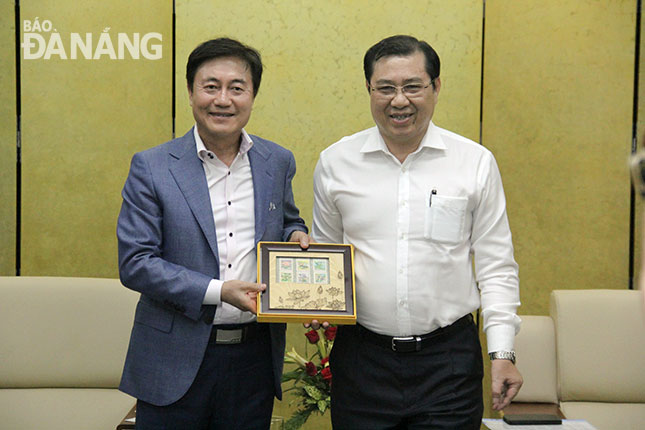 Chairman Tho (right) presenting a momento to his South Korean guest