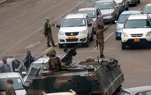 Xe thiết giáp quân sự xuất hiện trên đường phố Zimbabwe. Ảnh: Reuters