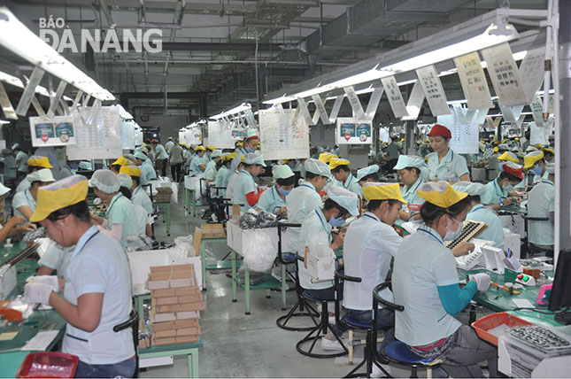 Sản xuất ở Công ty TNHH Việt Nam Tokai (Nhật Bản) tại Khu công nghiệp Hòa Cầm. 