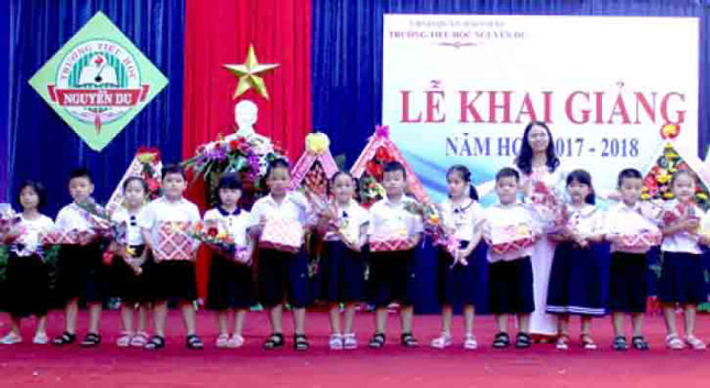 Khen thưởng cho học sinh nhân ngày khai giảng tại Trường tiểu học Nguyễn Du.