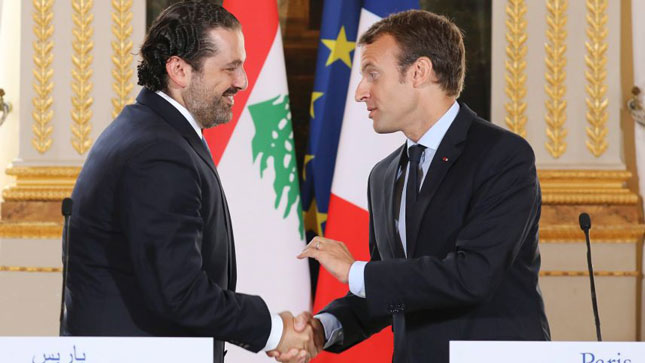 Tổng thống Pháp Emmanuel Macron (phải) gặp gỡ Thủ tướng Lebanon Saad al-Hariri ngày 1-9-2017 tại Paris. 				Ảnh: AP