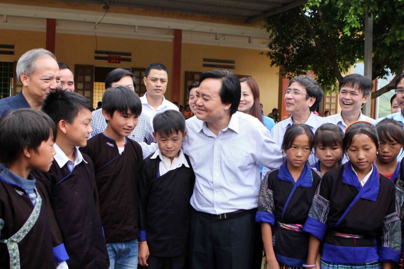 Bộ trưởng Phùng Xuân Nhạ thăm hỏi, động viên các thầy, cô giáo và học sinh Trường Phổ thông Dân tộc bán trú THCS Cao Phạ, một trong những trường có nhiều khó khăn của huyện Mù Cang Chải. Ảnh: TTXVN