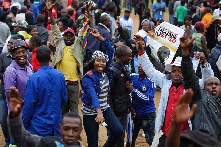 Hôm 18/11, người biểu tình ở thủ đô Harare nhảy múa ăn mừng việc quân đội Zimbabwe tạm giữ Tổng thống Mugabe. Ảnh: AP.