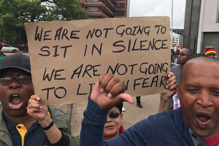 Biểu ngữ của người biểu tình: “Chúng tôi sẽ không ngồi yên lặng. Chúng tôi sẽ không sống trong sợ hãi”. Ảnh: ABCNews.
