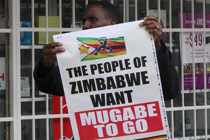 Một tấm biển khác, với nội dung: “Người dân Zimbabwe muốn ông Mugabe ra đi”. Ảnh: Reuters.