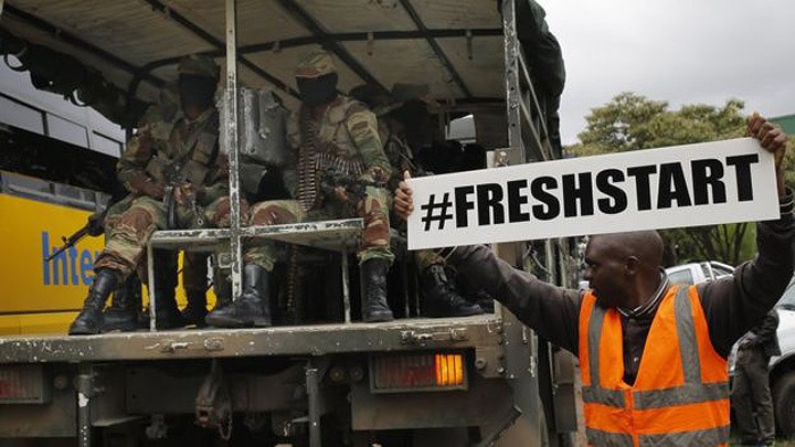 Dòng chữ “Sự khởi đầu mới”. Người biểu tình tỏ ý ủng hộ quân đội và cả đảng cầm quyền hiện nay ở Zimbabwe. Ảnh: EPA.