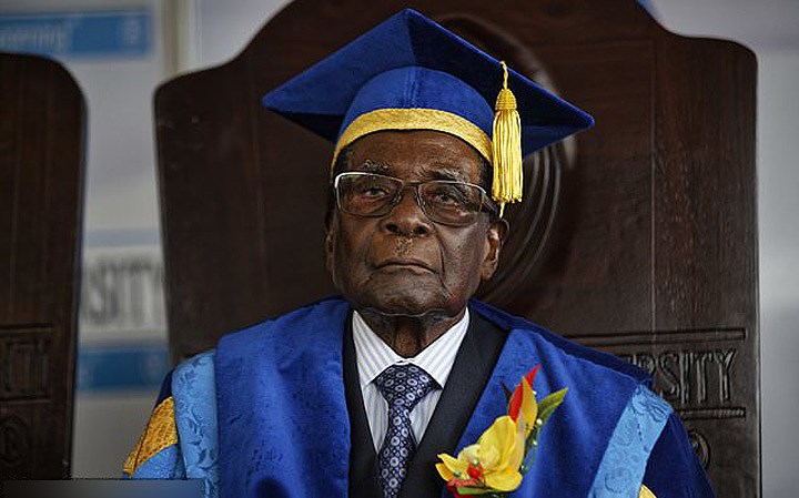 Quân đội Zimbabwe hiện nắm quyền kiểm soát đất nước này nhưng họ tuyên bố mình không đảo chính. Tổng thống Mugabe vẫn được đi lại hạn chế. Hôm 17/11, ông vẫn tới dự một lễ tốt nghiệp của Đại học Mở Zimbabwe. Ảnh: AP.