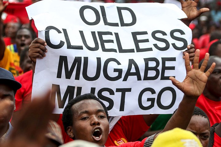 Lực lượng biểu tình chống Tổng thống Mugabe, vào tháng 4 vừa qua. Ảnh: Getty.