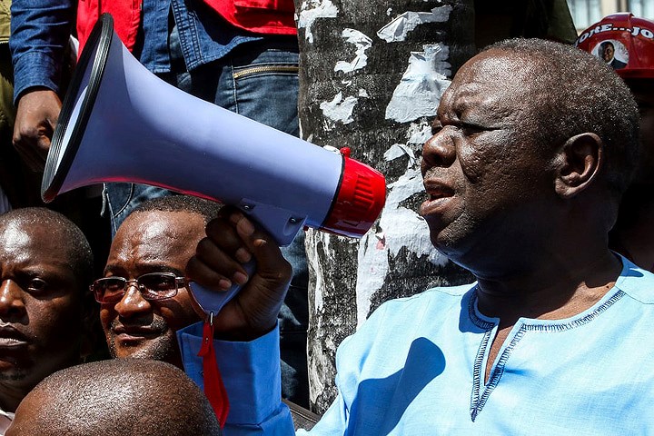Morgan Tsvangirai – một thủ lĩnh chủ chốt của phe đối lập, phát biểu trước những người ủng hộ ở thủ đô Harare. Ảnh: Getty.