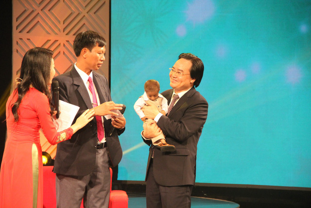 Bộ trưởng Phùng Xuân Nhạ xúc động khi được bế trên tay cậu học trò tí hon