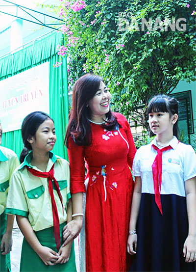 Mong muốn của cô hiệu trưởng Huỳnh Thị Thu Nguyệt là dạy các em biết yêu thương cuộc sống xung quanh mình.