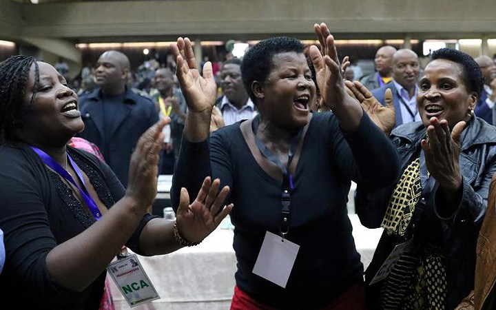 Các đại biểu ăn mừng sau khi Tổng thống Zimbabwe Robert Mugabe bị cách chức lãnh đạo đảng trong cuộc họp bất thường của Ủy ban trung ương đảng ZANU-PF tại thủ đô Harare ngày 19/11.