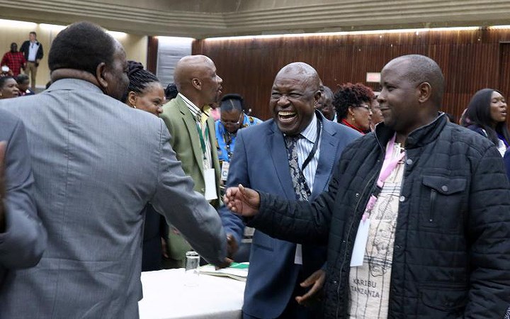 Ông Chris Mutsvangwa (giữa), người đứng đầu hội cựu chiến binh Zimbabwe, một tổ chức quyền lực tại quốc gia châu Phi này cho rằng tốt nhất Tổng thống Mugabe nên chuyển giao quyền lực cho quân đội.