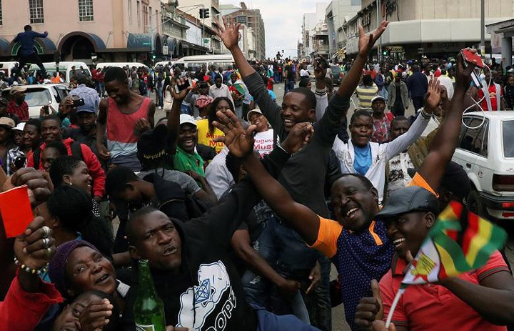 Nhiều người dân Zimbabwe đã xuống đường ăn mừng quyết định của đảng cầm quyền ZANU-PF cách chức lãnh đạo của ông Mugabe.
