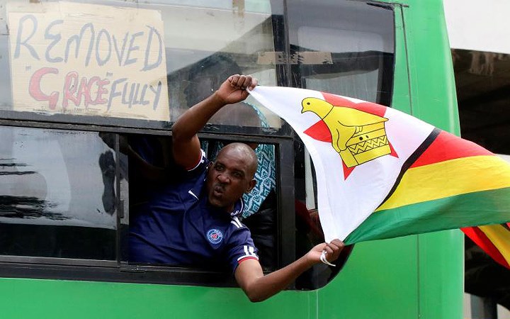Chiếc xe buýt chở người biểu tình mang dòng chữ “phế bỏ hoàn toàn Grace”.