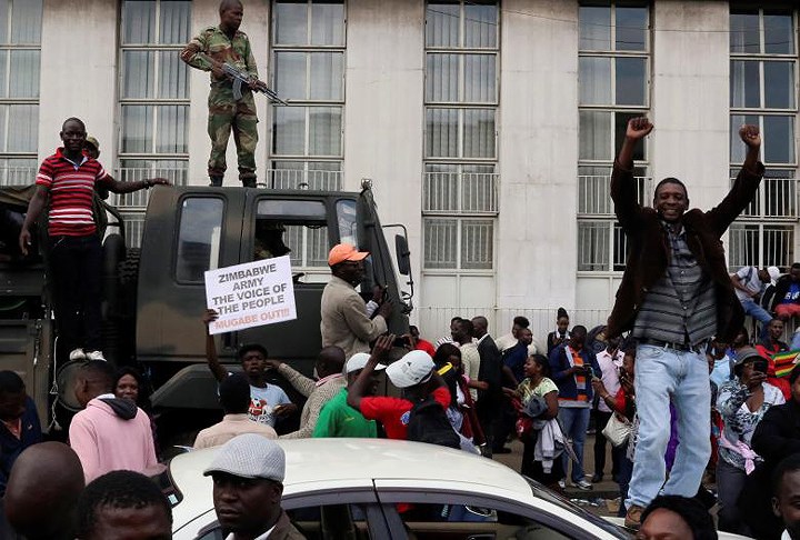 Họ mang theo khẩu hiệu “Quân đội Zimbabwe là tiếng nói của người dân. Ông Mugabe phải ra đi”.
