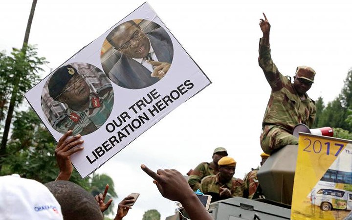 Tư lệnh quân đội Constantino Chiwenga (hình ảnh bên trái trên biểu ngữ) và Phó Tổng thống Emmerson Mnangagwa (người bị ông Mugabe cách chức để dọn đường chính trị cho vợ) giờ được suy tôn là “những anh hùng giải phóng thực sự”. Ông Emmerson vừa được tiến cử đảm nhiệm chức Chủ tịch đảng ZANU-PF.