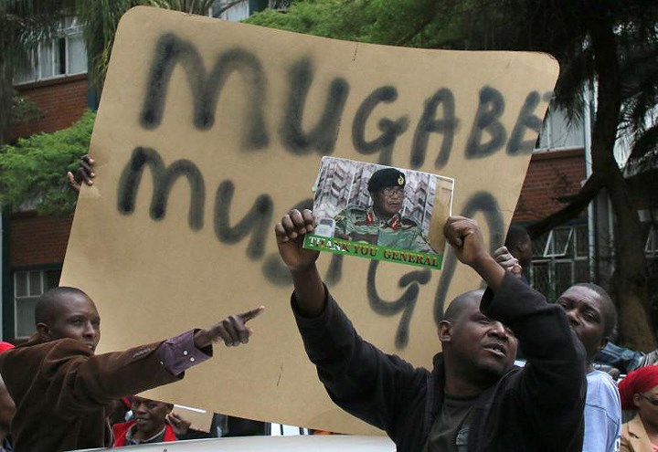 Tư lệnh quân đội Constantino Chiwenga (hình ảnh bên trái trên biểu ngữ) và Phó Tổng thống Emmerson Mnangagwa (người bị ông Mugabe cách chức để dọn đường chính trị cho vợ) giờ được suy tôn là “những anh hùng giải phóng thực sự”. Ông Emmerson vừa được tiến cử đảm nhiệm chức Chủ tịch đảng ZANU-PF.