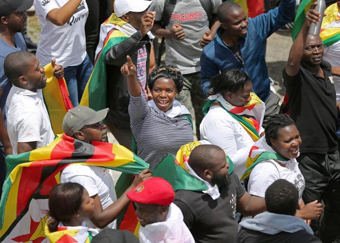 Người Zimbabwe ở Cape Town (Nam Phi), cũng tuần hành kêu gọi ông Mugabe từ chức Tổng thống.