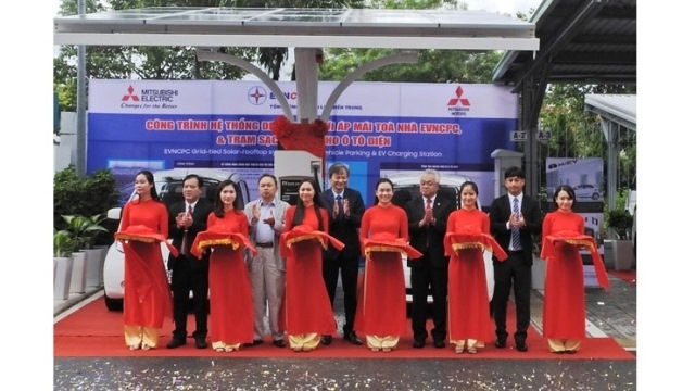 Inaugurating the first EV quick charging station in Vietnam. (Credit: NDO)