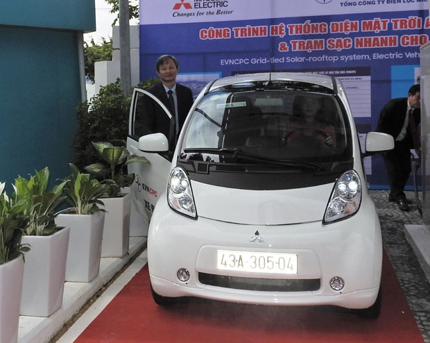 Delegates test an EV at the inauguration. (Credit: NDO)