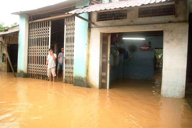 Nhiều nhà dân ở ven sông Túy Loan lại bị ngập lũ lần thứ hai sau 2 tuần.