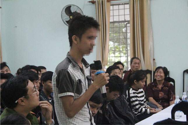 Thanh, thiếu niên phường Hòa An bày tỏ tâm tư, nguyện vọng của bản thân với chính quyền địa phương tại buổi đối thoại.