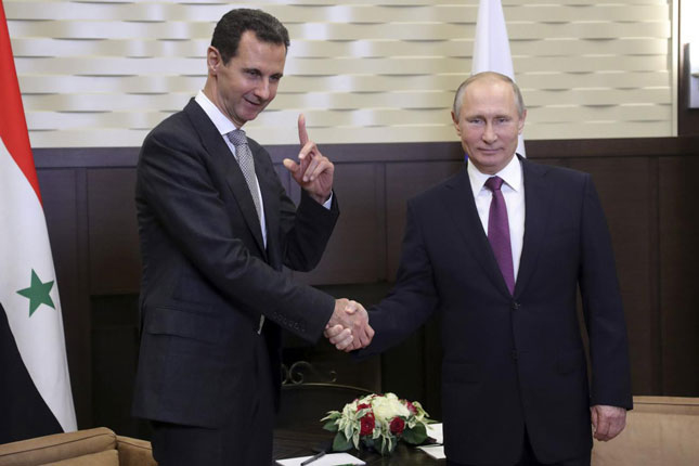 Tổng thống Nga Vladimir Putin (phải) gặp gỡ người đồng cấp Syria Bashar al-Assad tại Sochi. Ảnh: AP