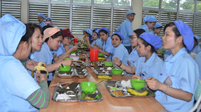 Bữa trưa trong không khí đầm ấm và thoải mái của công nhân Công ty TNHH Daiwa Việt Nam.