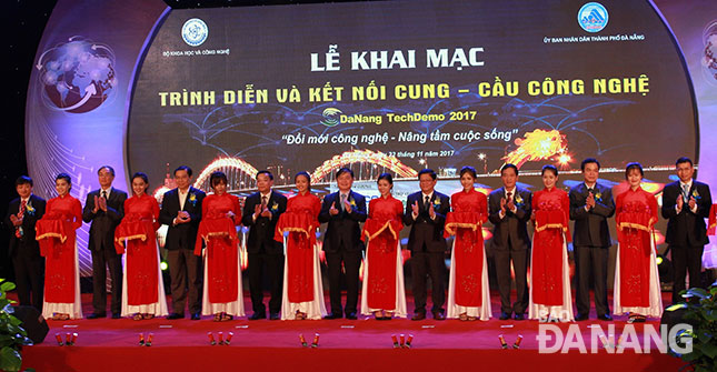 Lãnh đạo Bộ Khoa học và Công nghệ, các bộ, ban, ngành Trung ương và thành phố Đà Nẵng cắt băng khai mạc Danang TechDemo 2017. Ảnh: KHANG NINH