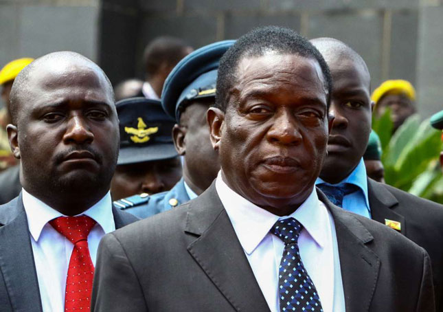 Cựu Phó Tổng thống Zimbabwe Emmerson Mnangagwa (giữa) sẽ tuyên thệ nhậm chức Tổng thống vào ngày 24-11. 				   Ảnh: AFP