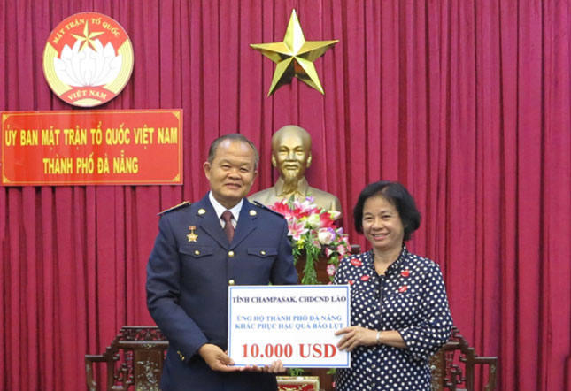 On behalf of Champasak Province, Mr Chanhthaphphong Nouchanh (left) presenting the donation to the city