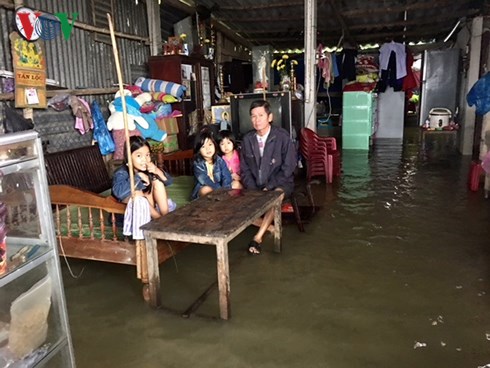Người dân Thừa Thiên-Huế khó khăn khi mưa lũ gây ngập kéo dài.