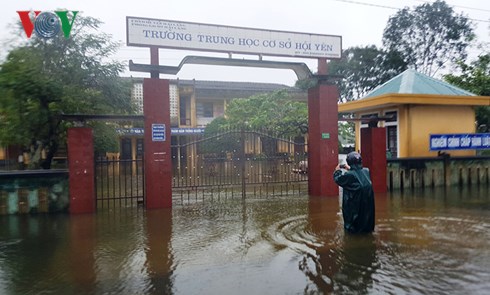 Nước lũ rút chậm, một số trường học ở Quảng Trị tiếp tục cho học sinh nghỉ học.