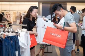 Vincom được khách hàng tin tưởng bởi sự đảm bảo về nguồn gốc chính hãng, chất lượng và dẫn đầu các xu hướng thời trang mới.