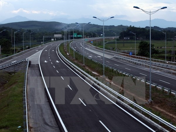 The National Assembly deputies yesterday passed an investment plan for the construction of the eastern North-South Expressway at the 14th parliament’s fourth session. — VNA/VNS Photo Read more at http://vietnamnews.vn/politics-laws/418060/na-approves-527b-for-north-south-road.html#9REQYj7RRkv7HsPY.99