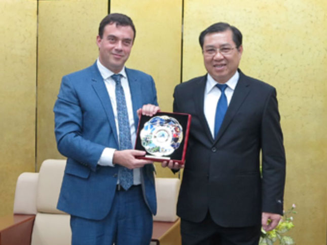 Chủ tịch UBND thành phố Huỳnh Đức Thơ (phải) tiếp Đại sứ Nadav Eshcar. Ảnh: NAM BÌNH